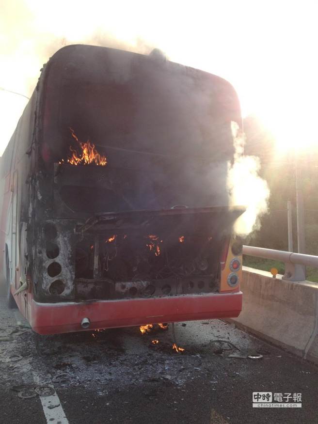 起火的游览车,警消赶抵将火势扑灭、无人受伤 起火的游览车,警消赶抵将火势扑灭、无人受伤