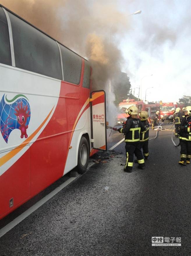 起火的游览车,警消赶抵将火势扑灭、无人受伤 起火的游览车,警消赶抵将火势扑灭、无人受伤