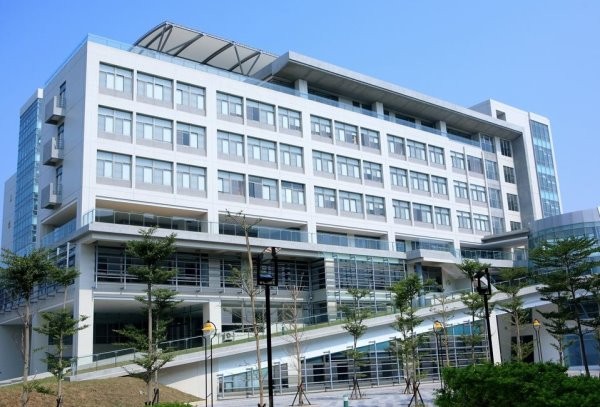 毕业后长期失业的曾姓男子日前回到母校静宜大学,从主楼跳楼轻生 毕业后长期失业的曾姓男子日前回到母校静宜大学,从主楼跳楼轻生