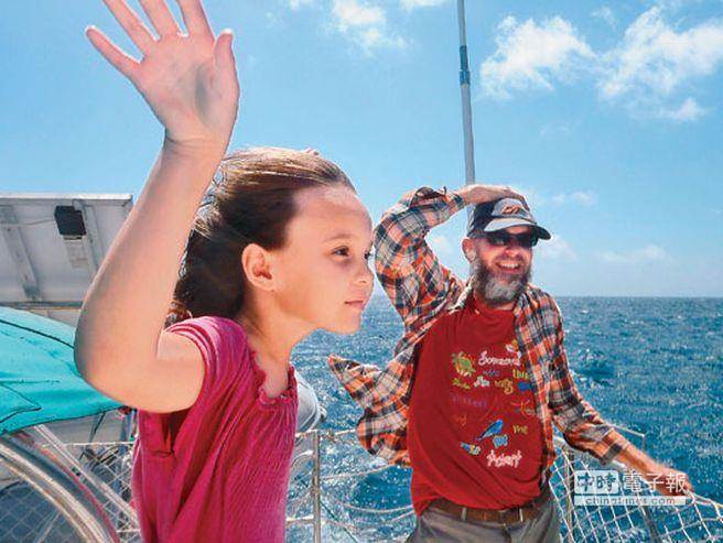 前台大校花、阁楼女郎带女儿伴病夫在海上漂流8年。(图片来自台湾《中国时报》) 前台大校花、阁楼女郎带女儿伴病夫在海上漂流8年。(图片来自台湾《中国时报》)