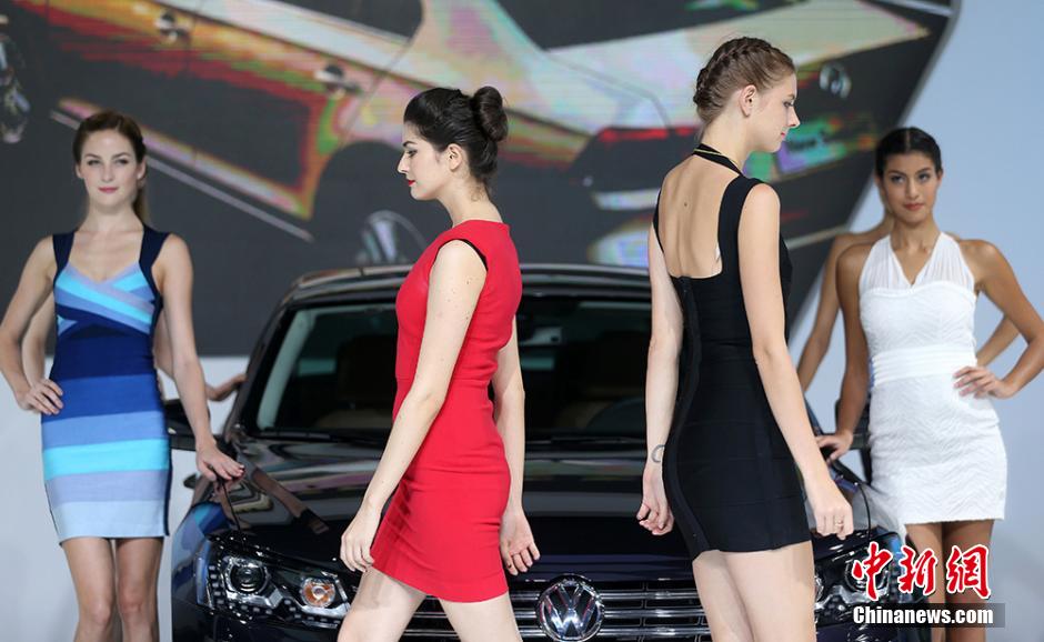 “黄金战车”配火辣美女亮相南京国际车展吸睛 “黄金战车”配火辣美女亮相南京国际车展吸睛