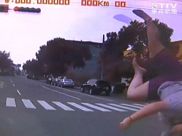 û���þȻ�����ײ�� Ů���ֿ�����תһȦ����