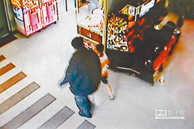 监视器画面,曾文钦行凶当天带着被害人前往厕所 监视器画面,曾文钦行凶当天带着被害人前往厕所