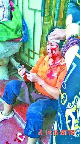 厦门一妇女上厕所插队遭游客拍砖 头部鲜血直流 厦门一妇女上厕所插队遭游客拍砖 头部鲜血直流