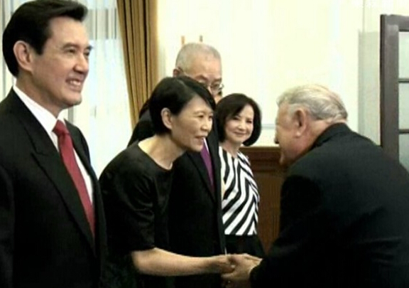 �����������˲������ĺڰ�����������£��Ա������� ��̨ýͼ��