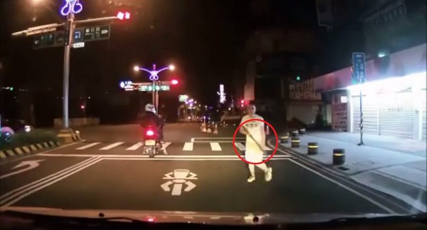 桃园“长枪哥”扫射路人 桃园“长枪哥”扫射路人