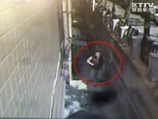 吸毒男子二度闯入小学校园,殴打老师、挟持学生。(学校监视器画面翻拍) 吸毒男子二度闯入小学校园,殴打老师、挟持学生。(学校监视器画面翻拍)