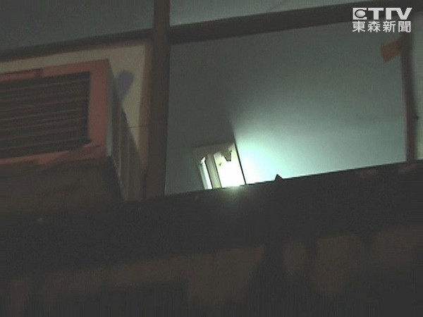 躁郁男与家人互控家暴9次 27刀砍死妹后跳楼 躁郁男与家人互控家暴9次 27刀砍死妹后跳楼