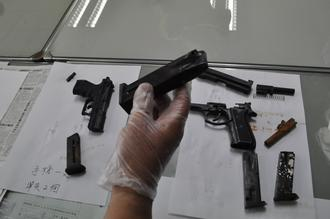 男子桥下钓鱼钓到128发子弹 警方调查发现改造手枪 男子桥下钓鱼钓到128发子弹 警方调查发现改造手枪