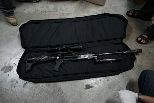 男子网购仿真枪玩游戏队友:你先朝自己开一枪