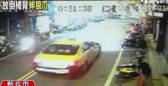 搭出租车遇色狼司机女客泼奶茶反抗被打肿脸 搭出租车遇色狼司机女客泼奶茶反抗被打肿脸