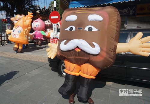 桃园议员候选人推选战公仔造型讨喜吸睛(图) 桃园议员候选人推选战公仔造型讨喜吸睛(图)