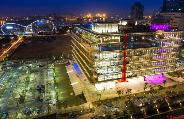 高雄图书总馆被怨“吵得像游乐园” 吃东西打闹皆上演 高雄图书总馆被怨“吵得像游乐园” 吃东西打闹皆上演