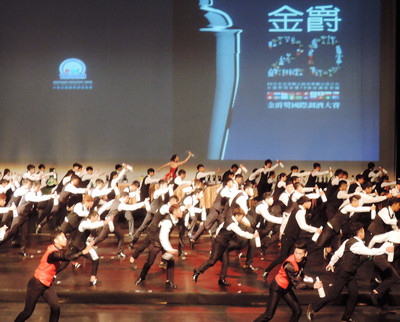 台湾举办国际调酒大赛百人表演抛瓶场面壮观(图) 台湾举办国际调酒大赛百人表演抛瓶场面壮观(图)