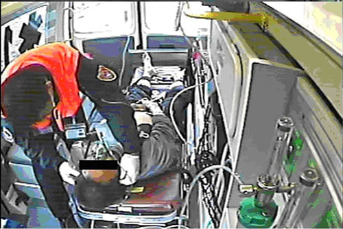 男子遭蜂蜇情况危急救护人员紧急施救助其脱险 男子遭蜂蜇情况危急救护人员紧急施救助其脱险