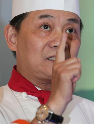 名厨阿基师被曝与女子开房粉丝震惊:希望是误会 名厨阿基师被曝与女子开房粉丝震惊:希望是误会