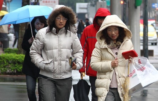 台湾入冬以来首波寒流,低温下探10度。(网络图) 台湾入冬以来首波寒流,低温下探10度。(网络图)