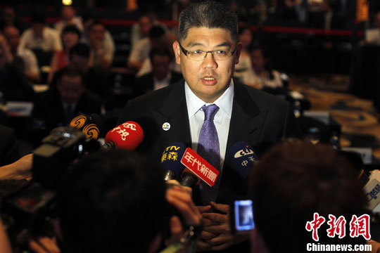 连胜文因兔女郎派对风波被告 遭传唤出庭(图) 连胜文因兔女郎派对风波被告 遭传唤出庭(图)