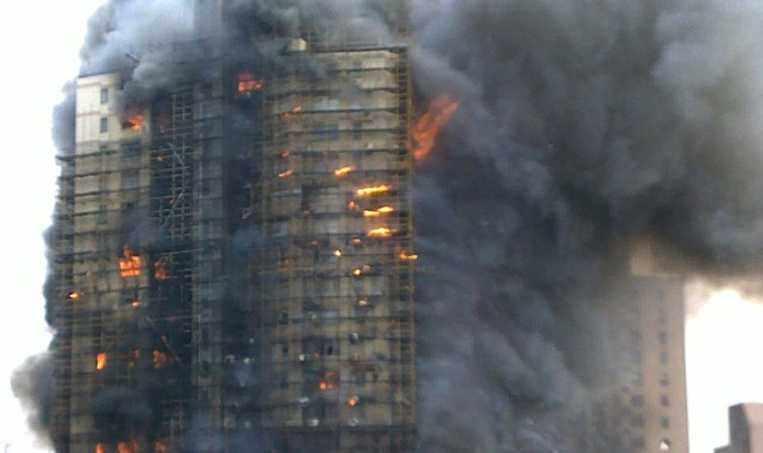 台北公寓顶楼加盖发生火警 一男子被烧成焦尸。（图来自网络）