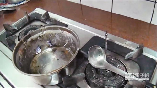 毒贩遭警察包围 100颗毒球当汤圆煮灭证(图) 毒贩遭警察包围 100颗毒球当汤圆煮灭证(图)