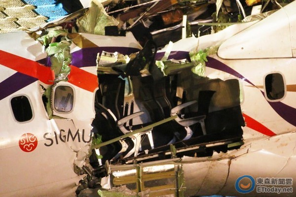 失事班机的机尾已吊起,内装已经残破不堪 失事班机的机尾已吊起,内装已经残破不堪