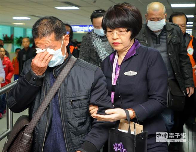 22名复航空难大陆旅客家属抵台(组图) 22名复航空难大陆旅客家属抵台(组图)