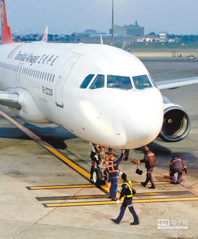 台湾机师培训不满1年就飞 经验备受考验 台湾机师培训不满1年就飞 经验备受考验