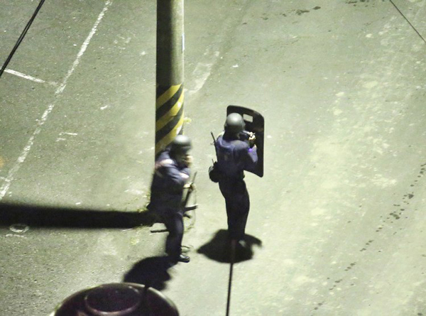 警方荷枪实弹在侧门戒备 警方荷枪实弹在侧门戒备