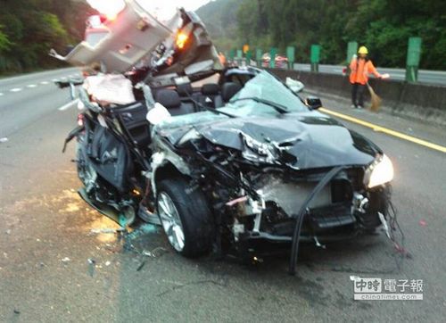 超车失控冲撞大货车 宝马车顶被“削”掉(组图) 超车失控冲撞大货车 宝马车顶被“削”掉(组图)