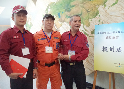 复兴空难搜救者回忆称寻获最后一具遗体前突闻花香