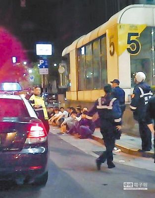 数十名醉酒男子因琐事KTV外混战警方鸣枪制止