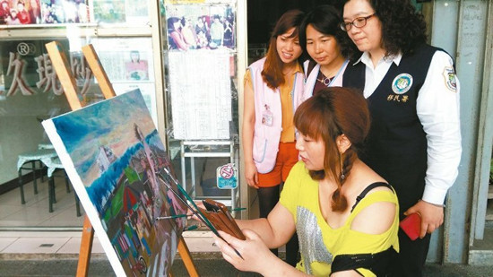 大陆厨娘在台开川菜馆炒菜作画游刃有余(图)