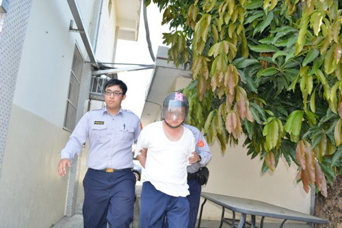 道士杀父害妻诈保险金被收押(图)