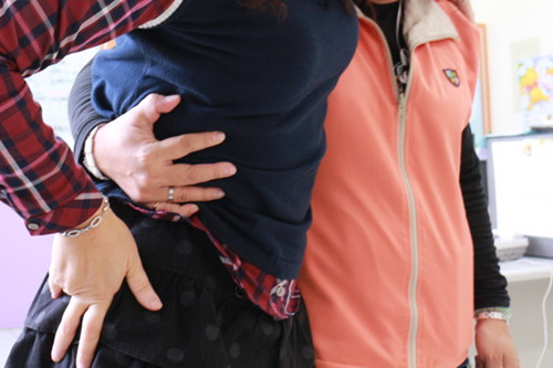 长期腰痛患者打一个喷嚏突下半身动不了(图)