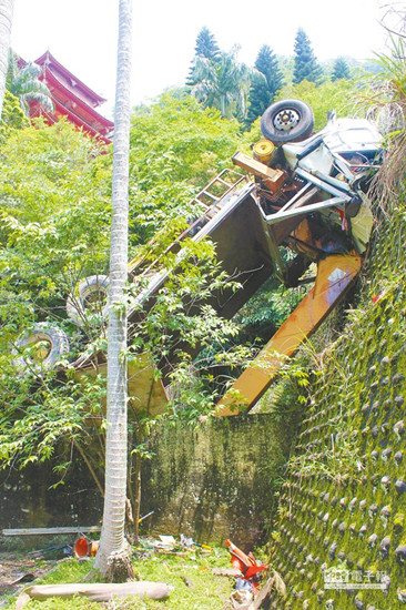 吊车滚落10米工人弹飞1死3伤(图)