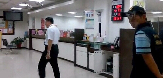 台中银行遭熟客抢600余万,劫匪未蒙面。(图) 台中银行遭熟客抢600余万,劫匪未蒙面。(图)