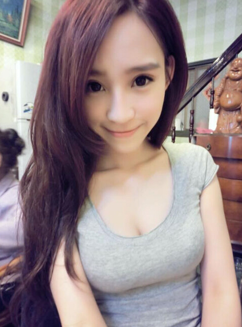 台湾"最美包子妹"爆红,93年学生妹热裤卖包子。(网络图) 台湾"最美包子妹"爆红,93年学生妹热裤卖包子。(网络图)