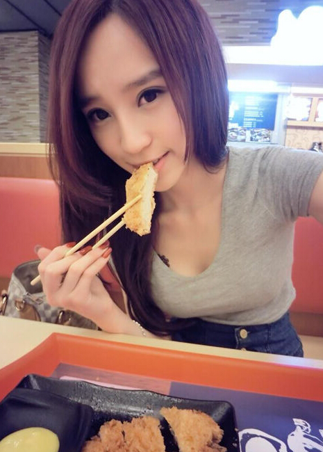 台湾"最美包子妹"爆红,93年学生妹热裤卖包子。(网络图) 台湾"最美包子妹"爆红,93年学生妹热裤卖包子。(网络图)