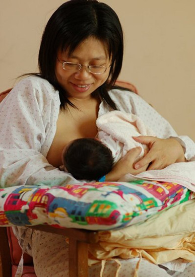 4个月大婴儿喝配方奶过敏严重吐血(图)