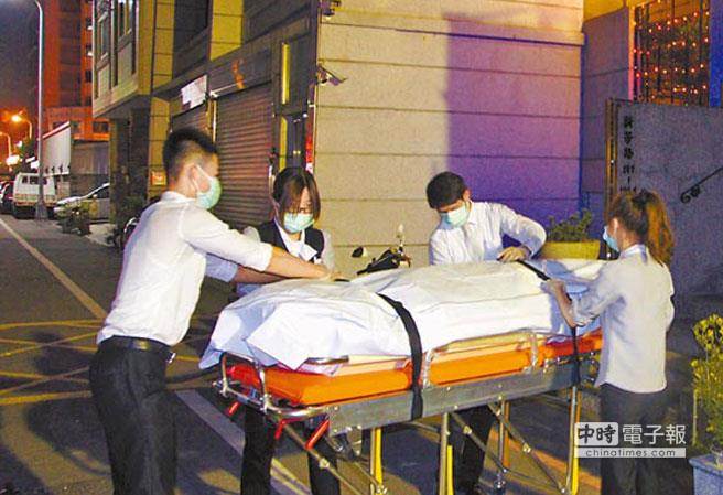 台湾母子3人烧炭自杀 死亡可能近半个月 台湾母子3人烧炭自杀 死亡可能近半个月