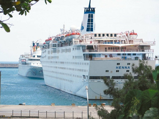 大陆两艘豪华邮轮同泊花莲港2600名陆客前来观光