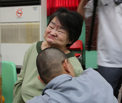 母亲节前夕台湾收容人流泪帮脑麻妈妈洗脚(图)