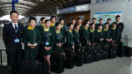 大陆首批台湾空服员亮相飞回台湾兴奋紧张(图)