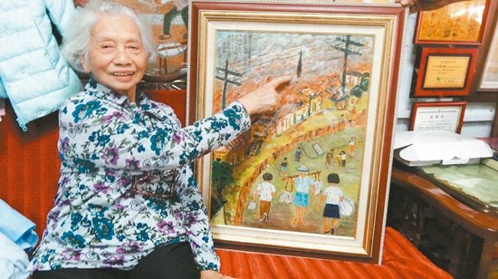 86岁老人执画笔重现二战美军轰炸嘉义闹市(图)