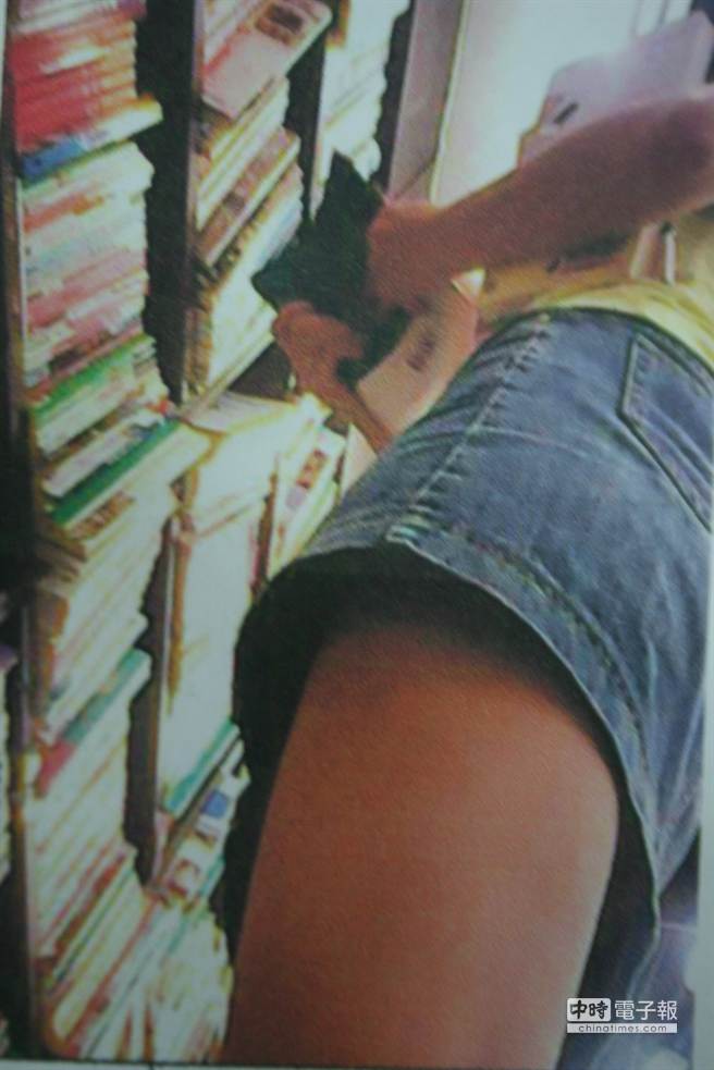 һ������ʦ��ǰ��ͼ�����͵��Ů��ȹ�׷�⣬������������ͼƬ�ǵ����ˡ�(��ʱ���ӱ�ͼ)