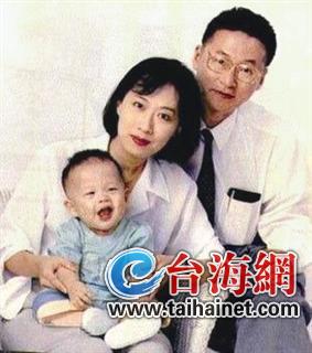 ▲李敖与现任妻子王小屯和儿子李戡