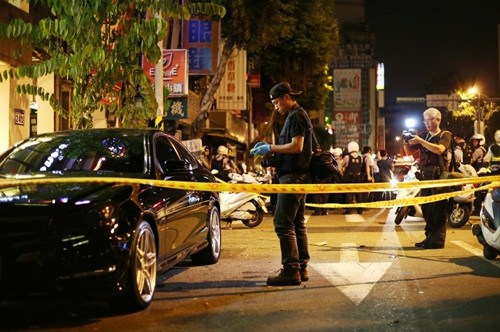 不明人士丢掷照明弹砸车台湾大批警力控制现场