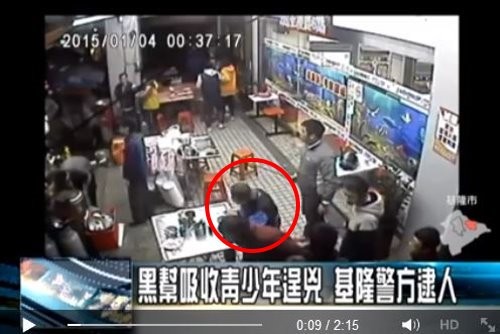 台黑道互砍现场 蓝衣男淡定吃面被警误认"幕后黑手" 台黑道互砍现场 蓝衣男淡定吃面被警误认"幕后黑手"