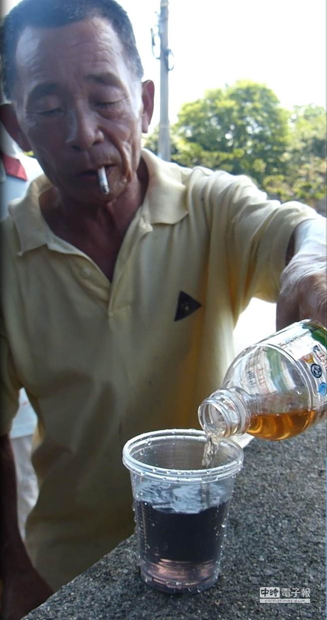 台湾一纸厂污染致地下水变红 上百村民抗议 台湾一纸厂污染致地下水变红 上百村民抗议