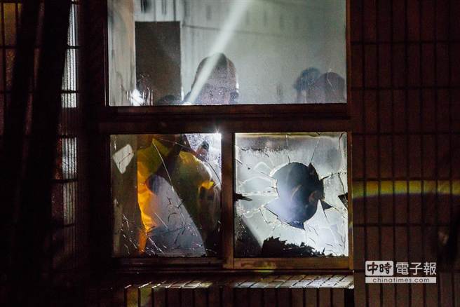 台北市府凌晨4时突发火警 无人员伤亡(组图) 台北市府凌晨4时突发火警 无人员伤亡(组图)